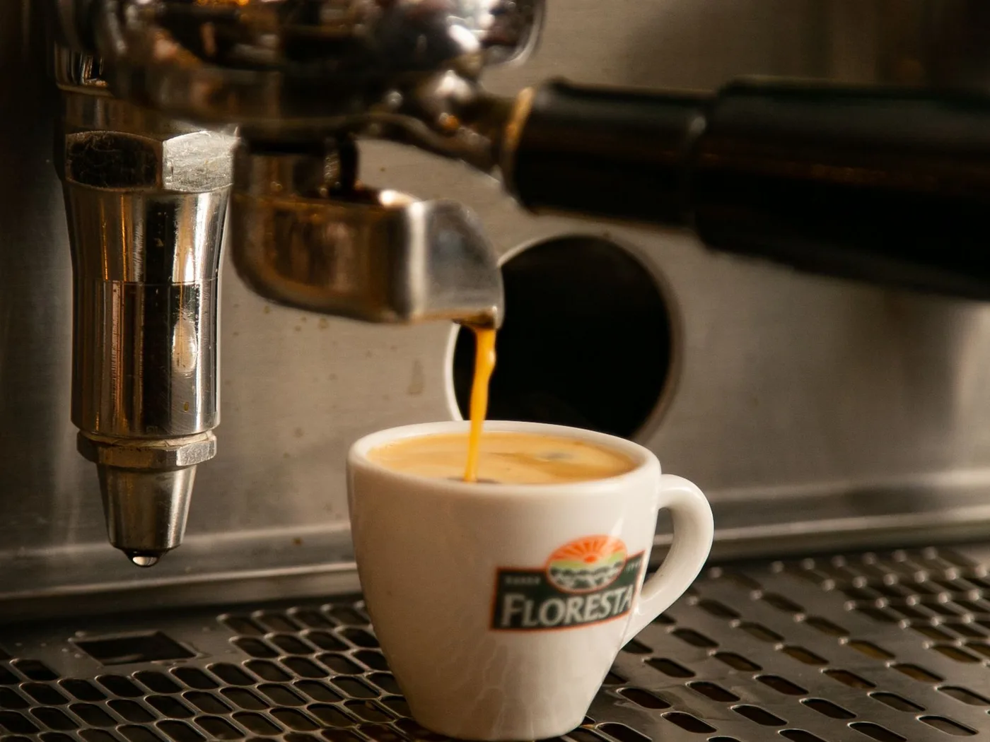 Espresso tečúce z pákového kávovaru
