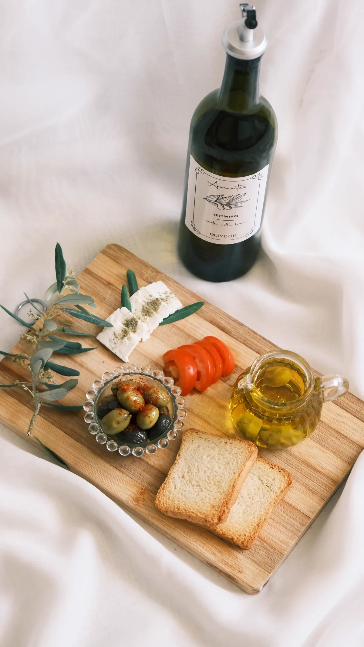 Doska s olivovým olejom, olivami a chlebom na degustáciu