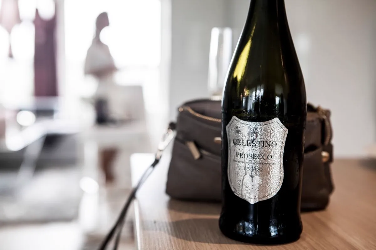 Fľaša šumivého vína a pohár - porovnanie Prosecco, Champagne a Cava